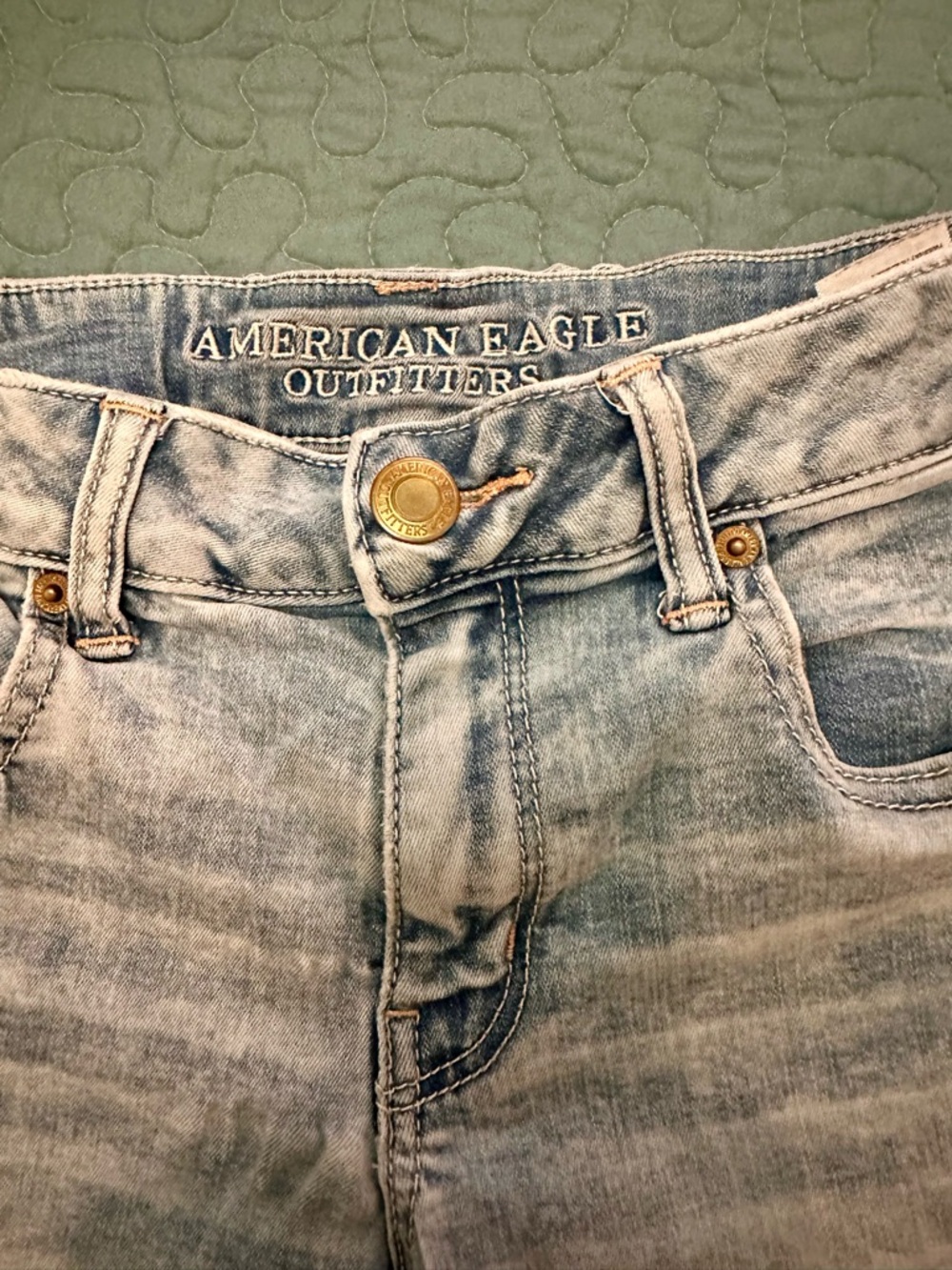 American Eagle Light Wash Distressed women’s Denim Shorts size 10 - Picture 2 of 4